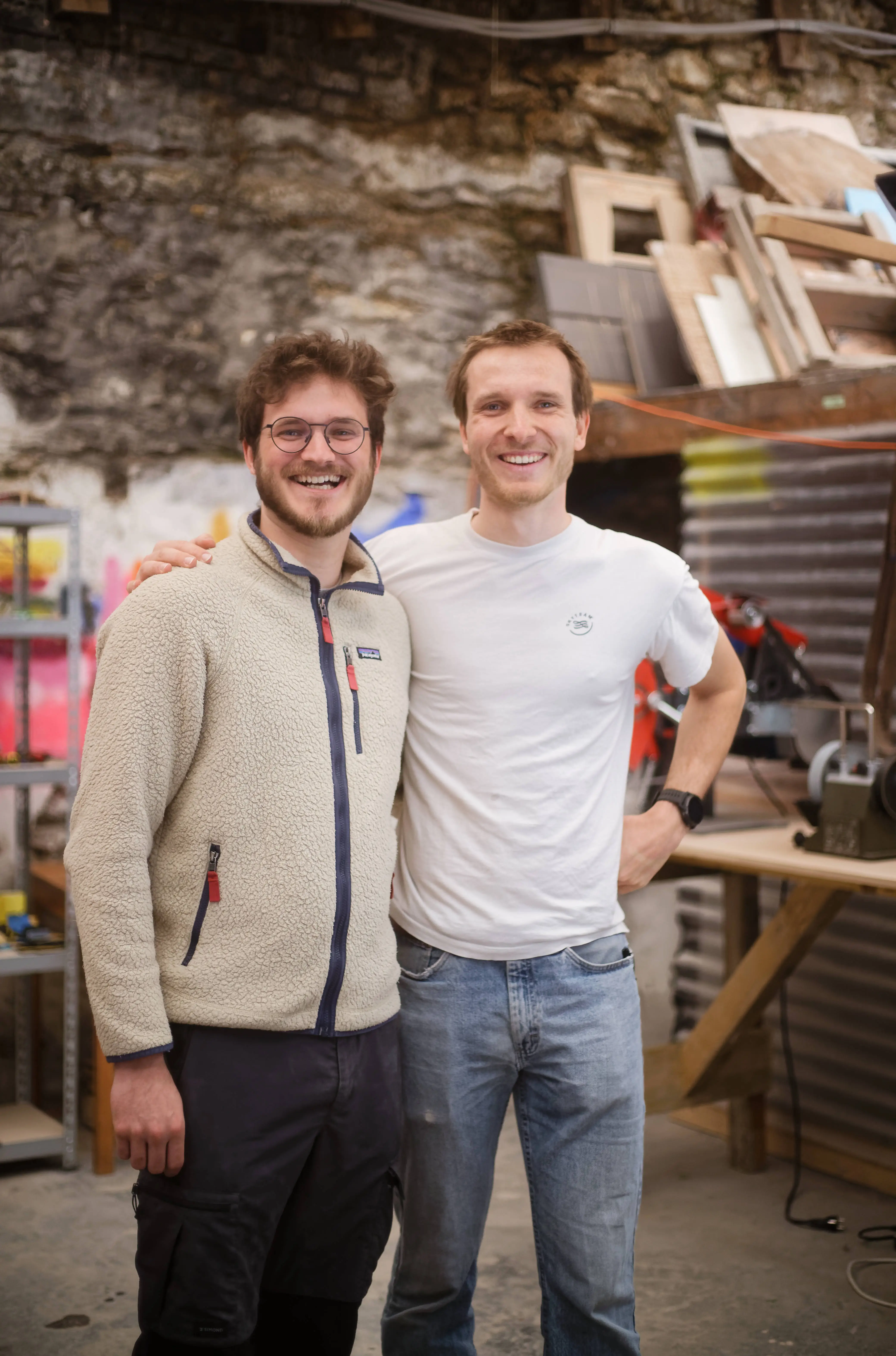 Arnaud et Maxendre, artisans affûteurs du Taillant, dans l'atelier d'Auderghem
